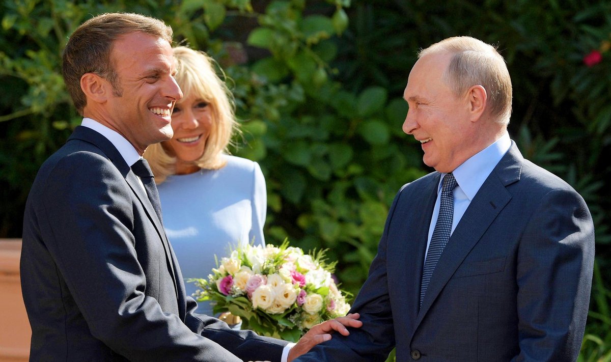 VIVE LA RUSSIE: Südamlik käepigistus Brégançoni residentsis 19. augustil enne seda, kui president Macron tõttas Biarritzi G7 kohtumisele. Putin ulatas tõelise džentelmenina Brigitte Macronile lillekimbu. Kohe näha, et eurooplane, mitte mõni hiinlane.