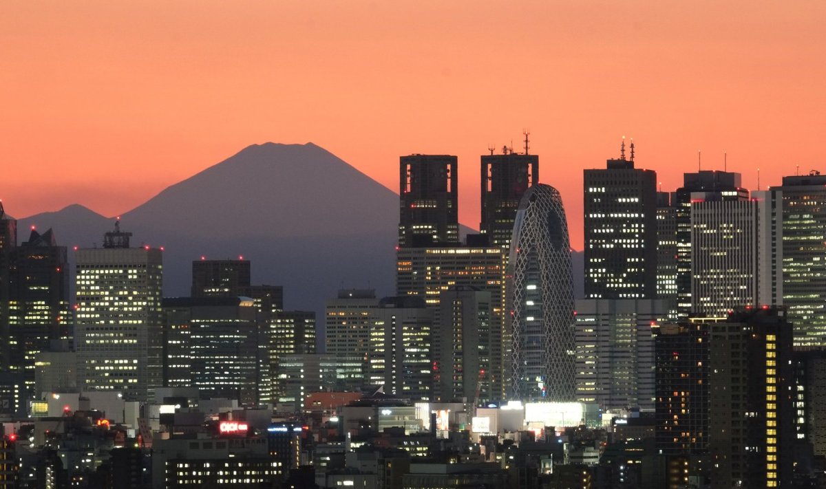 Jaapani kõrgeim mäetipp Fuji ja õhtune Tokyo.