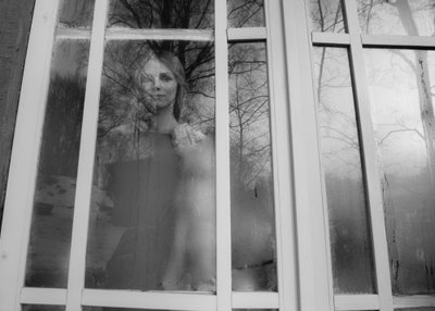 Curly Stringsi lugude "Kauges külas" ja "Kuule, mees" autor Kristiina Ehin andis nädalalõpulehele LP intervjuu. Fotol seisab poetess koduveranda aknal.