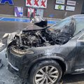 ВИДЕО | На парковке у Maxima XXX сгорел автомобиль Volvo. Владелец: даже думать не хочу, если бы кто-то из детей остался в машине