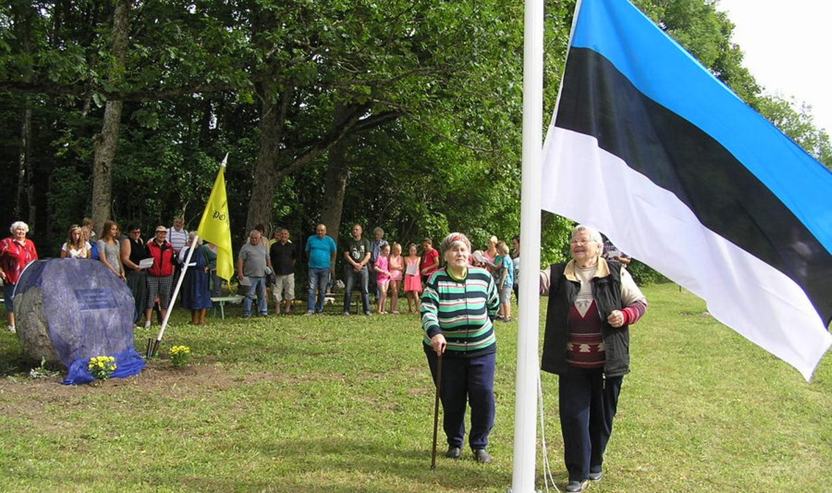 Põlli küla kultuuripärandi nurgas heiskasid lipu Maimu Varbola ja Renate Evestus