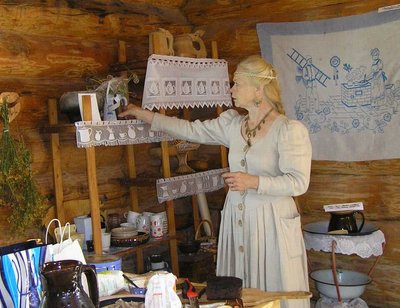 Aime Rüütelmaa näitab näitusele seatud Siberis kasutatud keedupotti. See on laadalt ostetud petukaup, mida müüdi kui hõbeeset. Fotod Reet Saar