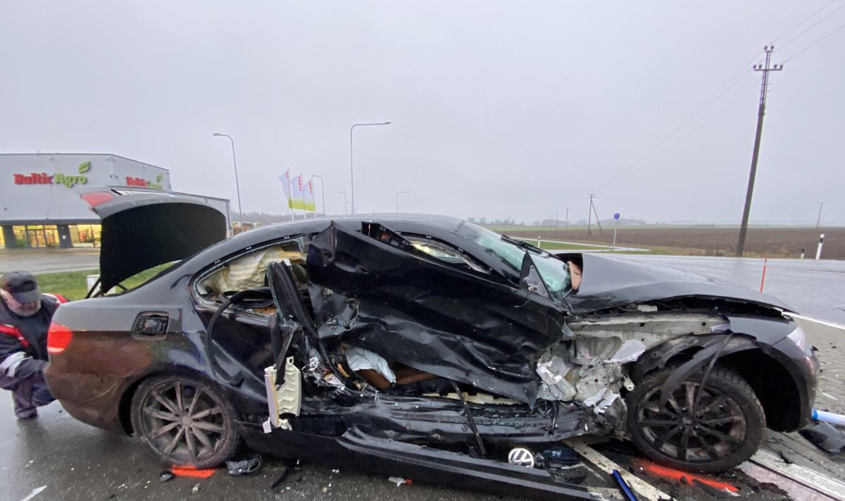 Õnnetus Tallinna-Tartu maanteel, kus põrkasid kokku BMW ja Volkswagen.