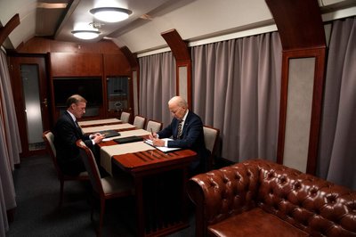 Президент США Джо Байден в поезде с советником по национальной безопасности Джейком Салливаном. 20 февраля 2023 года