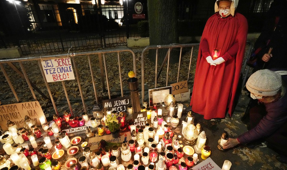 Люди ставят свечи в память о женщине, умершей на 22-й неделе беременности, в Варшаве (Польша) в понедельник, 1 ноября 2021 года