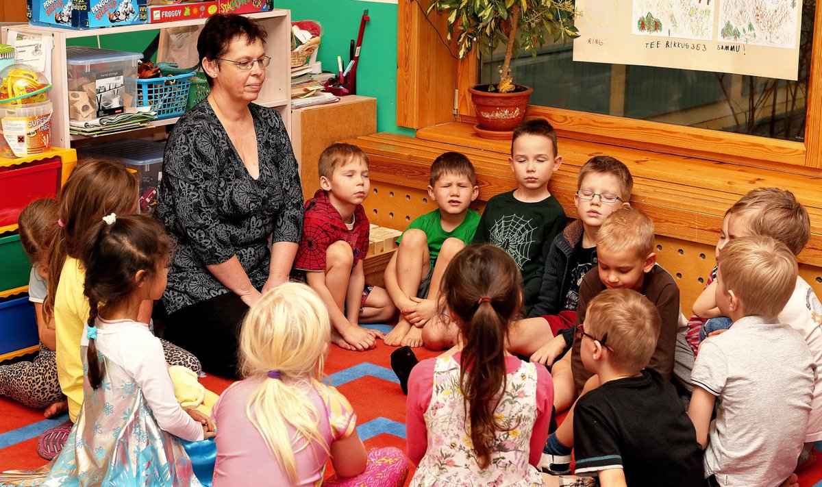 Õpetaja Piret Pajumäe teeb vaikuseminuteid  Rannamõisa laste­aias Mürakarude rühmas.