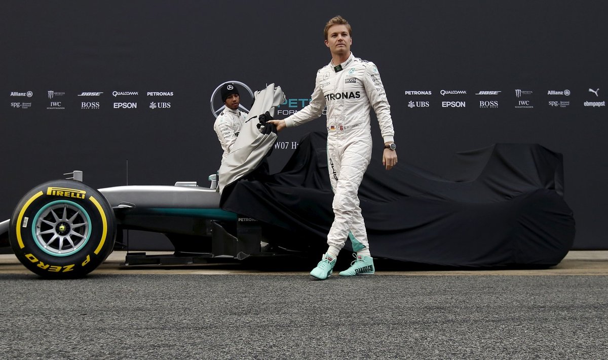 Mercedese mehed hooaja hakul uue auto esitlusel. Nico Rosberg ongi jäänud esi- ja Lewis Hamilton tagaplaanile.