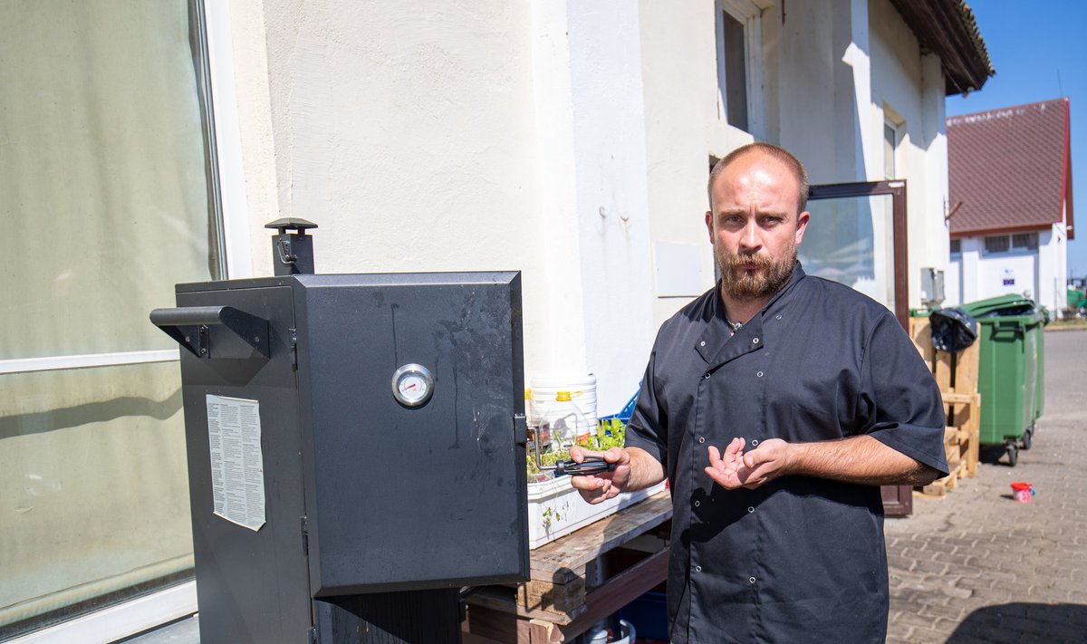 Toila Mereresto omanik ja kokk Sander Lillepuu küpsetab söögiks pakutavaid vutte ja kala restorani suitsuahjus.