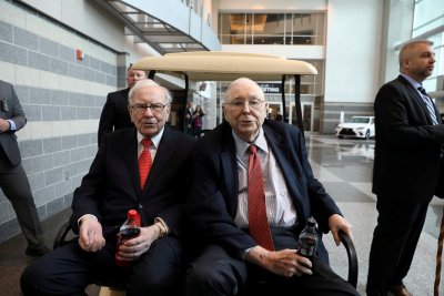 Warren Buffett (vasakul) ja Charlie Munger läinud aastal Berkshire Hathaway aktsionäride üldkoosoleku raames toimunud ostupäeval. Kapitalistide Woodstockiks nimetatud investorite palverännakul demonstreerivad investeerimisässad, et tarbivad ettevõtte ühe investeeringu, Coca-Cola toodangut.
