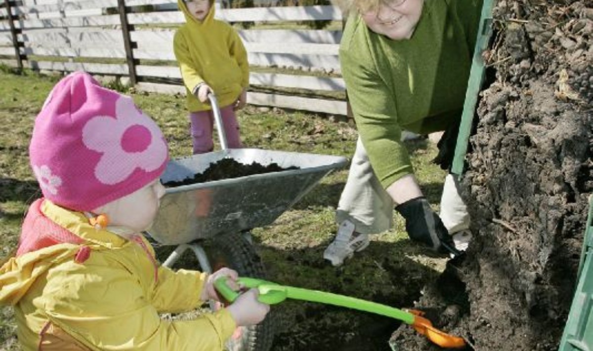 Endla Suvi sai oma rohelisest kompostrist kätte esimese mullarammu, tal olid abiks väikesed sugulased Amanda ja Pirje.