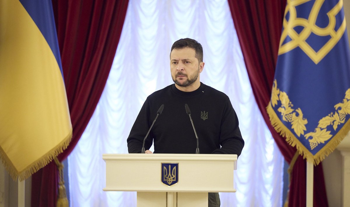Ukrainian President Zelenskyy Presents Gold Star Orders to Families