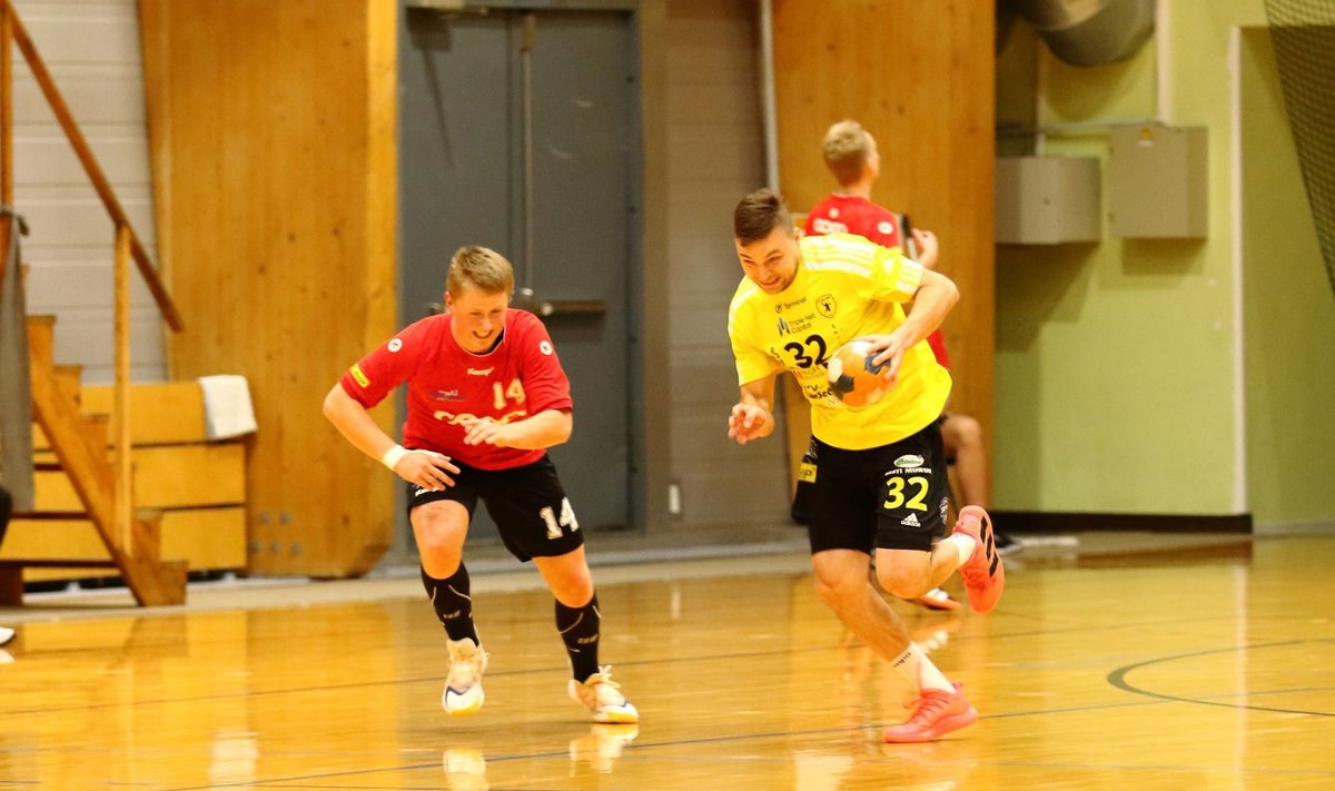 Dmõtro Turtšenko (palliga) põgeneb siin Karl Markus Kanneli eest ning ukrainlane oli HC Tallinna täpseim kuue väravaga võidumängus Põlva Coopi üle.