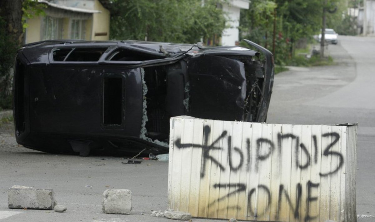 A concrete block with a sign 'Kyrgyz Zone' stands in the middle of the street in the city of Osh, June 13, 2010. Ethnic Uzbeks said Kyrgyz gangs were carrying out genocide on Sunday in besieged neighbourhoods of Kyrgyzstan's second city Osh, burning residents out of their homes and shooting them as they fled.  REUTERS/Stringer (KYRGYZSTAN - Tags: POLITICS CIVIL UNREST)