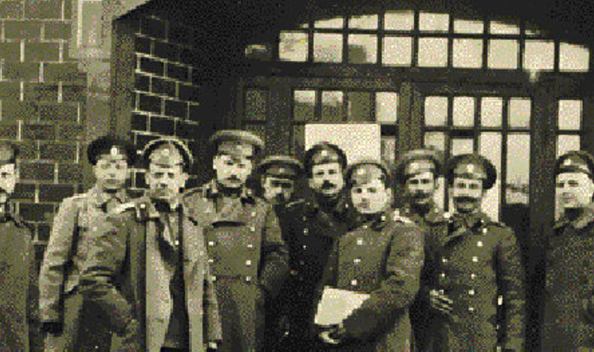 Osakonnajuhataja Oskar Gendrikovitš Luts (vasakult neljas) koos kolleegidega Vitebski väliapteegi nr 1 ees 1916. aastal