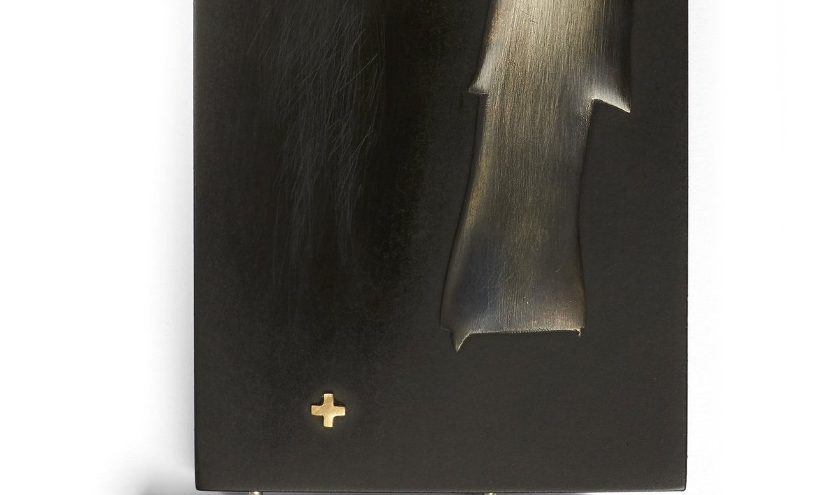 Ehisnõel „Kimbatuses ingel“ (2016). Värvitud cibatool, hõbe, kuld, must toorturmaliin, prasioliit.