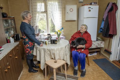 Kaie ja Vilma-proua, kelle kodu kogukonna hing soojaks küttis, et vanadekodust koju käimisega ei kaasneks külmetust. Eriti rõõmus on perenaisega kohtumise üle Kaie hoole all olev kass Triinu.