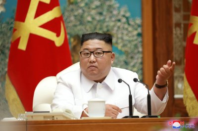 Kim Jong-un 25. juulil avaldatud fotol poliitbürood juhtimas