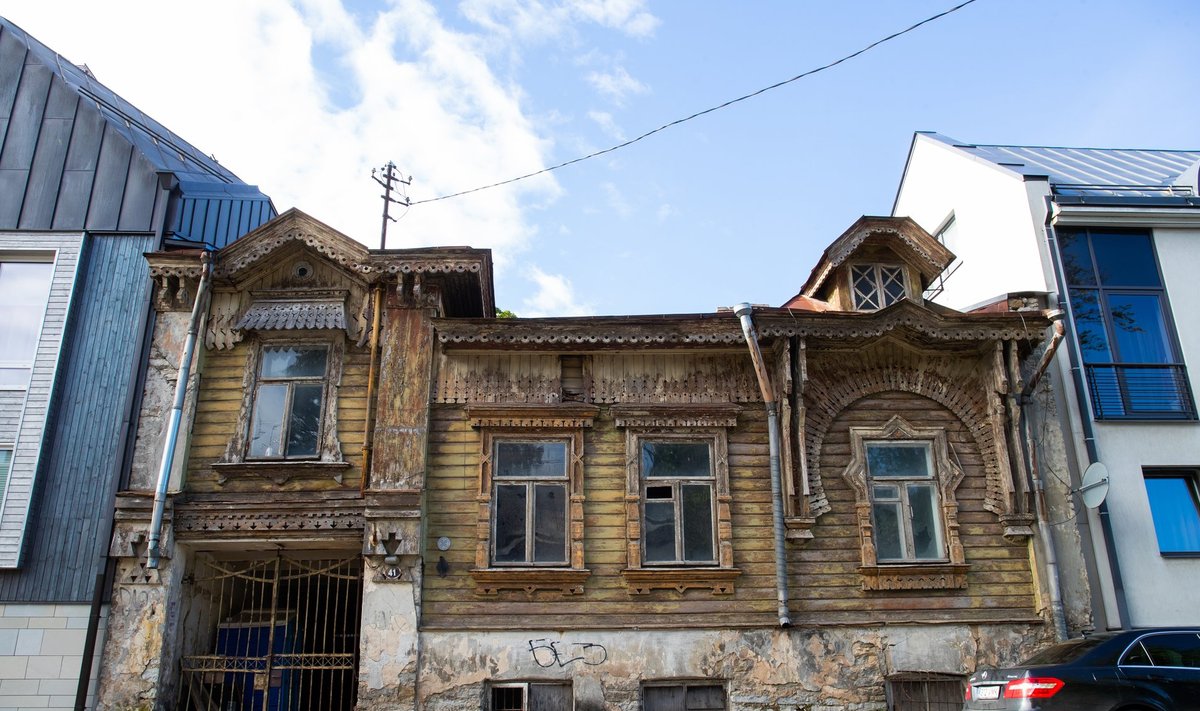 Teisipäeval kaetakse Poska 41 maja telgiga, et hakata fassaadi ja katust taastama.