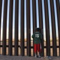 На границе США почти 2000 детей нелегальных мигрантов разлучены с родителями