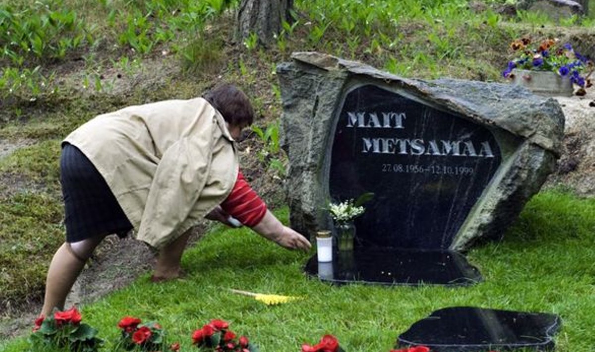 Ema paneb mõrvatud turismiärimehe ja poliitiku Mait Metsamaa (1956–1999) hauale lilli, Metsakalmistu. 
