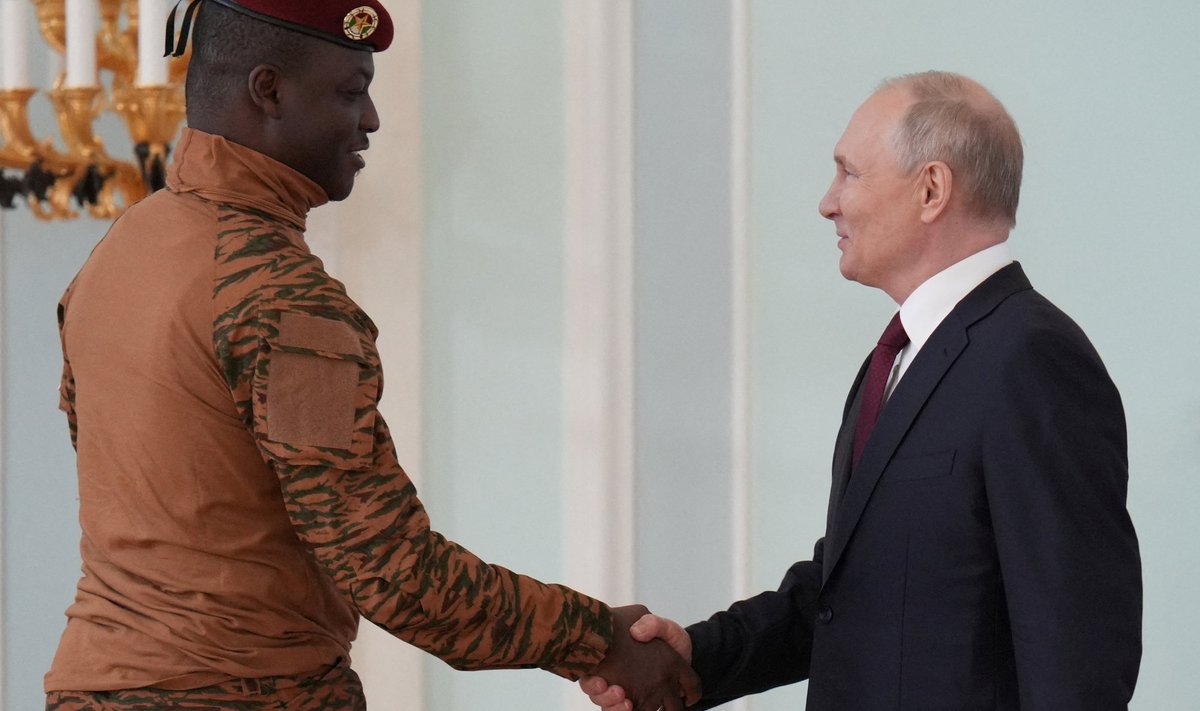 Putin kohtus Burkina Faso värske hunta juhi Ibrahim Traoréga, kelle kohaloleku tõttu jättis mitu presidenti grupifotol poseerimata.