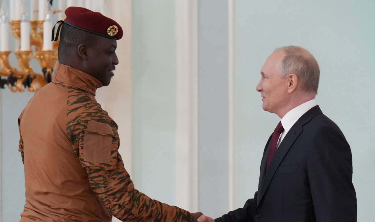Putin surub kätt Burkina Faso värske hunta juhi Ibrahim Traoréga, kelle kohalolek pani mitu presidenti grupifotost loobuma.