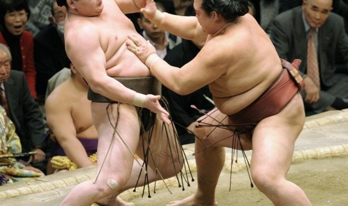Kisenosato tõukamas ringist välja yokozunat Hakuhot
