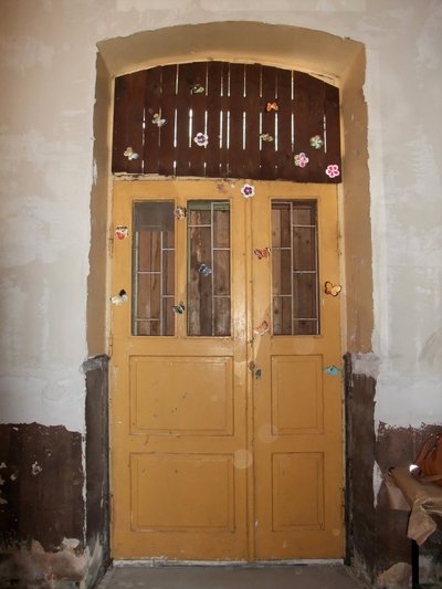 1938. aastal külastas Kehrat president Päts. Kehra jaam avas tema auks selle ukse. Siis polnud see veel kaetud liblikatega.