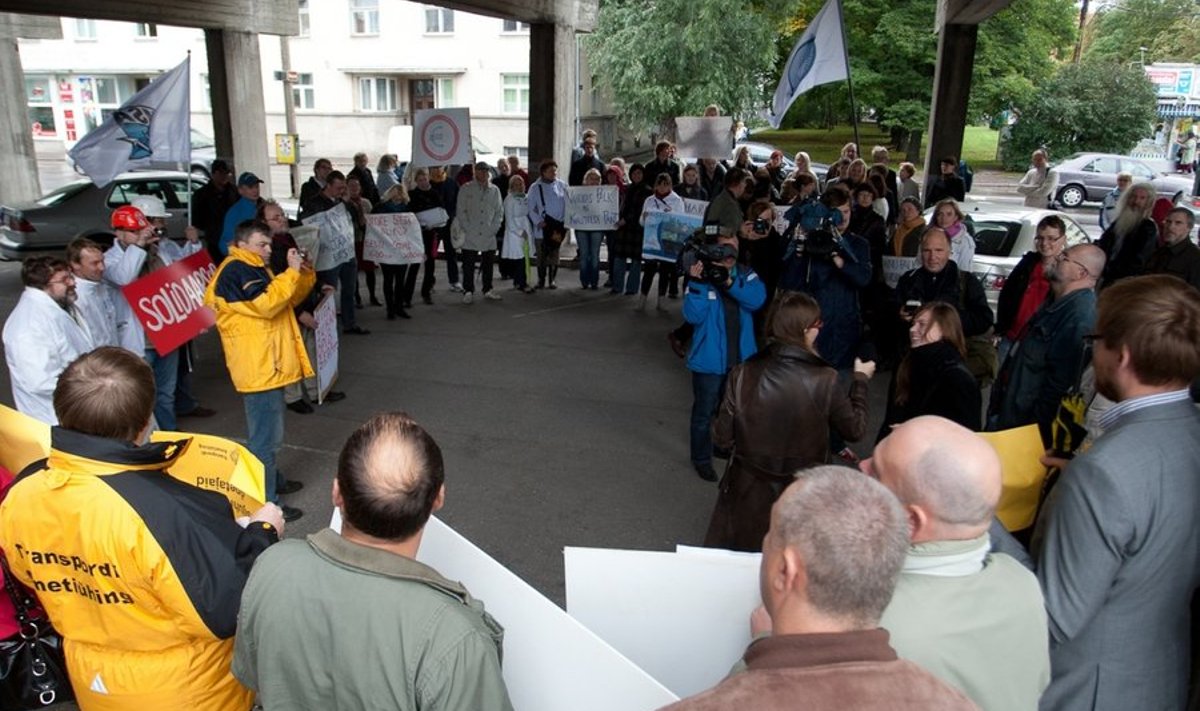 Õpetajate meeleavaldus Tallinnas raadiomaja juures