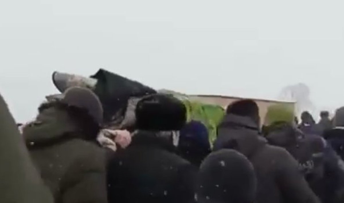 Скриншот из видео похорон в Чечне