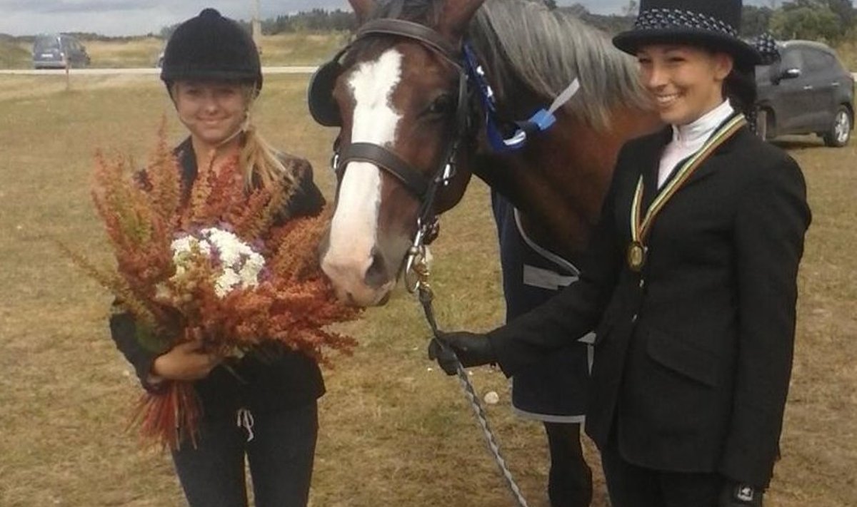 Hoburakendite arvestuses tulid Eesti meistriteks kolmevõistluses Juurimaa Tallis treenivad Margit Lindre ja kaassõitja Stella Brett Mesila hobusega Farda