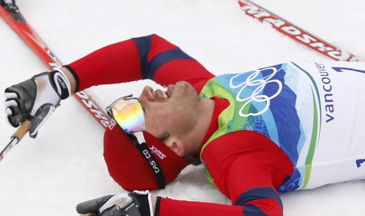 Norway's Petter Northug lies on the ground after crossing the finish line to win the men's 50 km mass start classic cross-country final at the Vancouver 2010 Winter Olympics in Whistler, British Columbia, February 28, 2010. REUTERS/Michael Dalder (CANADA)