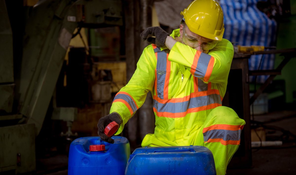 Tööandjal on kohustus töötajale juhendamise käigus tutvustada kasutatavate kemikaalide ohutuskaarte, sest töötaja peab teadma, millised tervisemõjud võivad kemikaalidel olla.