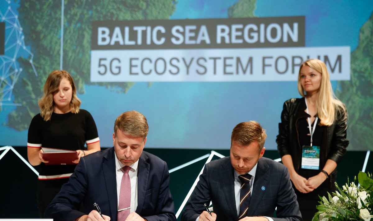 Memorandumi allkirjastamine, vasakul Läti transpordiminister Uldis Augulis, paremal Eesti ettevõtlus- ja tehnoloogiaminister Rene Tammist.
