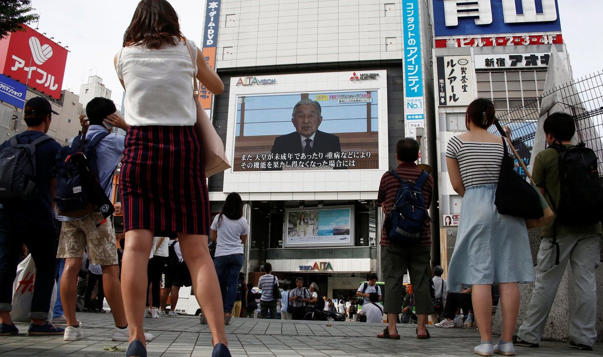 Rahvas peatus Tokyos hetkel, kui suurtelt ekraanidelt näidati keiser Akihito erakordset telepöördumist.