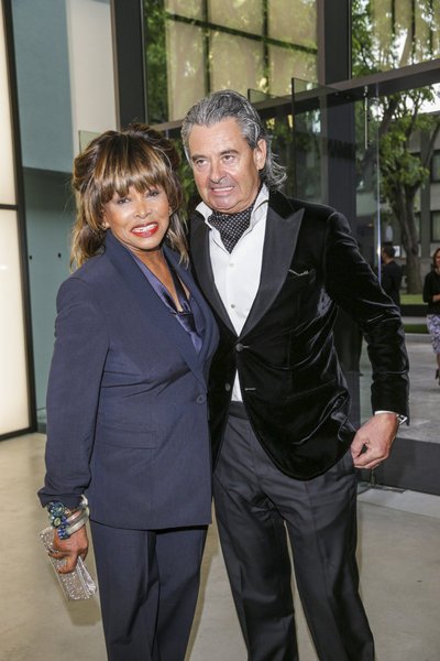 ￼ÕNNELIK ELUSÜGIS  Tina Turner endast 16 aastat noorema abikaasa, saksa muusikamagnaadi Erwin Bachiga, kellega ta elab Šveitsis.