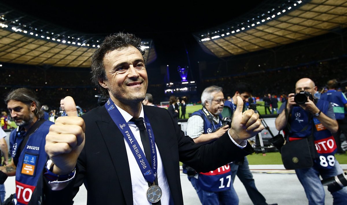 SOC: Barcelona Luis Enrique celebrates with the trophy after winning the Champions League final