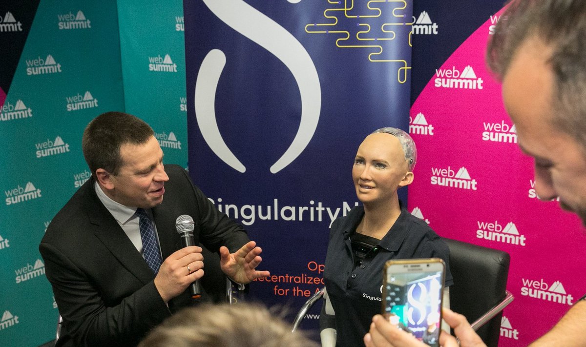 JUTTU JÄTKUB: Jüri Ratas räägib Web Summitil robot Sophiaga.