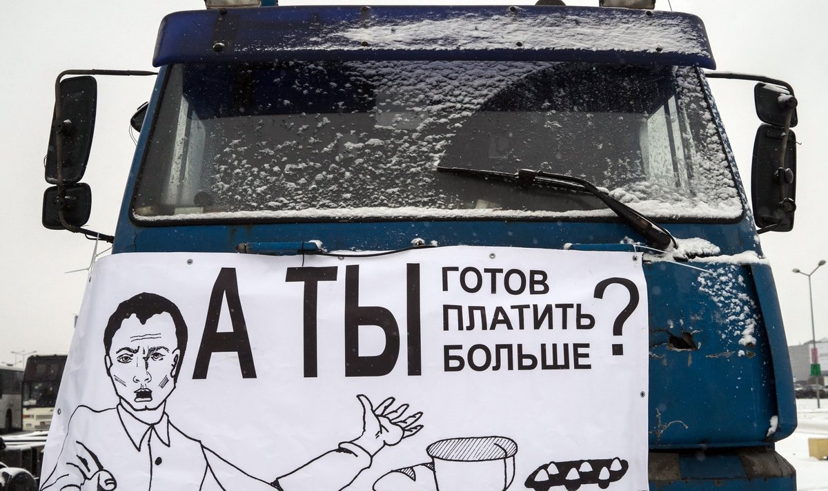 Venemaa veokijuhid jätkavad maanteemaksuvastaseid meeleavaldusi. Plakat hoiatab, et maks tõstab kaupade hinda: „Aga kas Sina oled valmis rohkem maksma?”