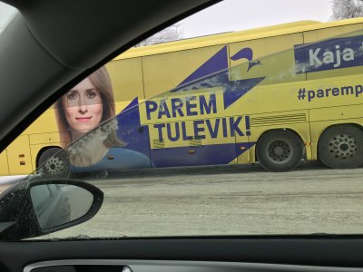Buss Kaja Kallase ja Reformierakonna reklaamiga