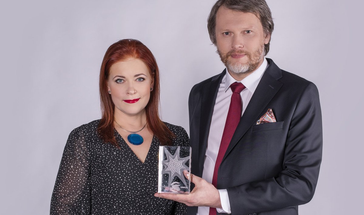 Annely Adermann ja Märt Treier on aastaid juhtinud "Eestimaa uhkuse" tänugalat ning teevad seda ka sel aastal. Märt hoiab käes tänavust tunnustusauhinda.