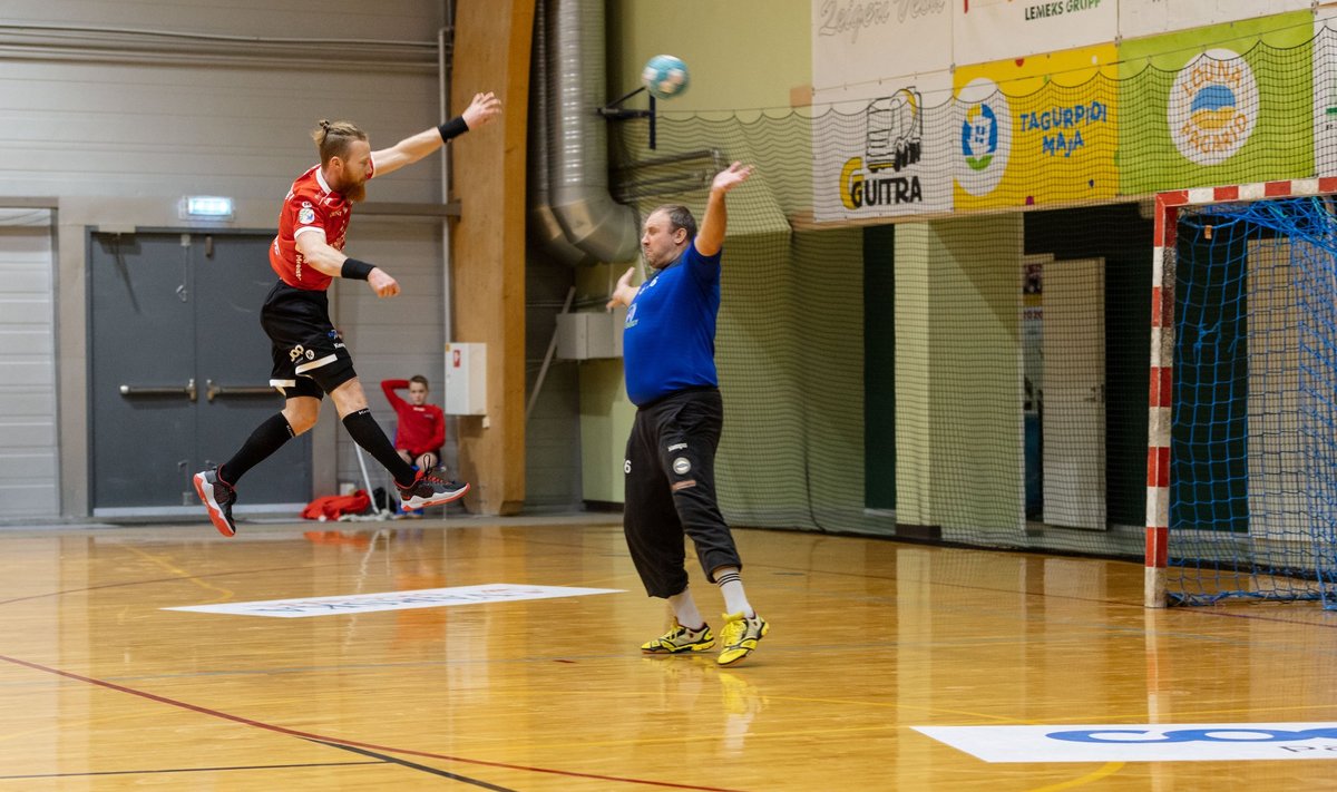 Serviti eest neli väravat visanud Jürgen Rooba ja Tapa puurilukk Mikola Naum.