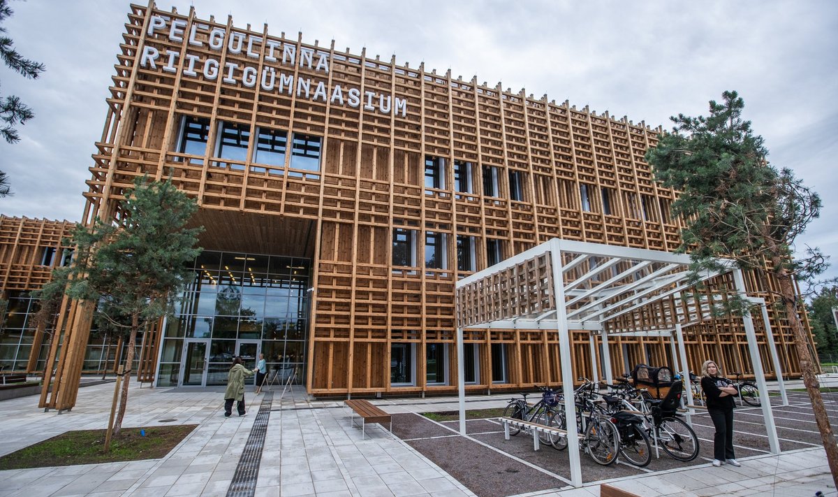 DEKORATSIOON JA KAITSE: Arhitekt MUSTa rajatud hoone fassaadi katab liimpuidust võrestik, kuhu on „maetud“ 33 km jagu ja 2,6 miljoni euro väärtuses puitu. 