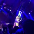 ВИДЕО | Певица Монеточка беременна: на концерте в Таллинне живот скрывало свободное платье