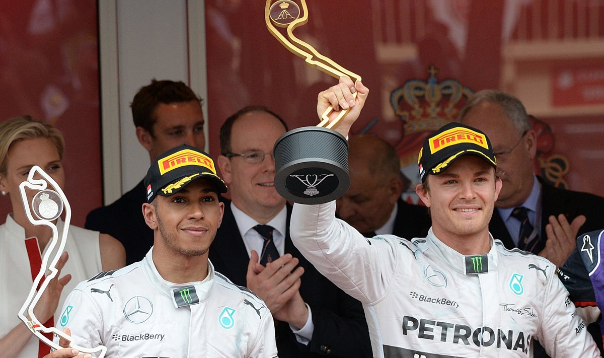 Rosberg (paremal) pärast Monaco võitu