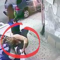 VIDEO: Õõvastav hetk! Naine viskus kihutava auto ette, et lapse elu päästa