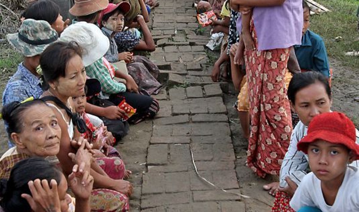 NAD OOTAVAD SINULT ABI: See foto riisi ootavatest inimestest on tehtud 9. juunil Birmas. ÜRO hinnangul vajab pärast sealset looduskatastroofi välisabi 2,4 miljonit inimest.