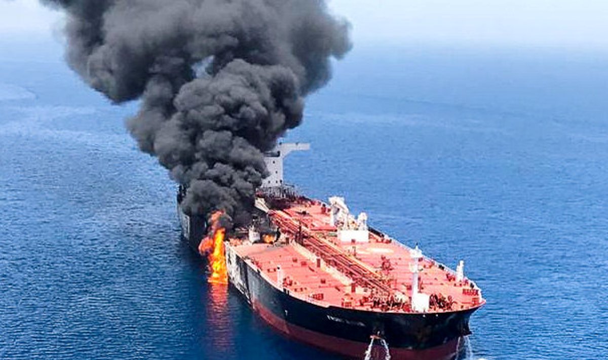 Üks Omaani lahel plahvatuse läbi teinud tanker