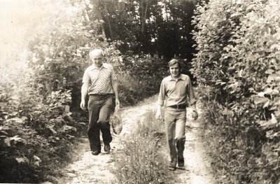 SÕBRAGA METSATEEL: (vasakult) Ain Kaalep ja Jüri Talvet 1977. aasta suvel Võrumaal, teel Kaalepi Sora talust bussi­peatusse.