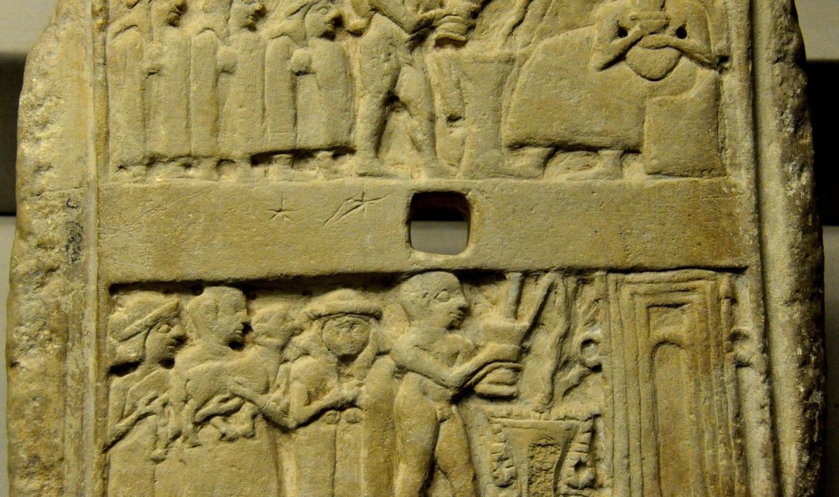 JUMALIK ÕLU: Sumeri reljeefi (u 2500 eKr) ülemine register kujutab rituaalset stseeni. Kolme jumalasulase saadetud preester kallab tilaga anumast ohvrijooki altarile (või jalaga nõusse) istuva jumala ees. Tõenäoliselt oli joogiks õlu.